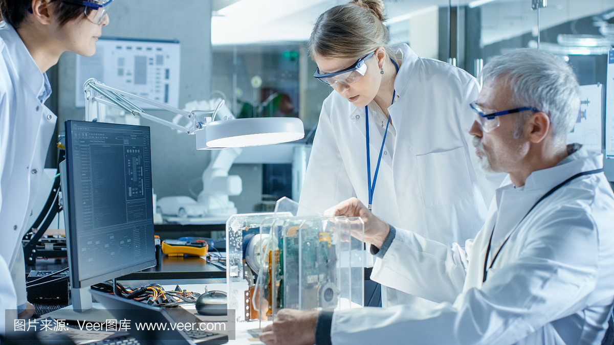 科學家團隊選擇印刷電路板與工作。在背景技術先進的科研中心。